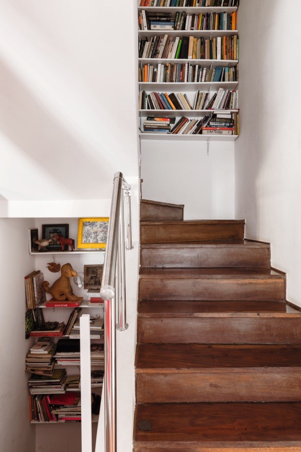 Escada. O casal instalou muitas prateleiras nas escadas e nos corredores para acomodar as centenas de livros que os acompanham (Foto: Lufe Gomes / Editora Globo)