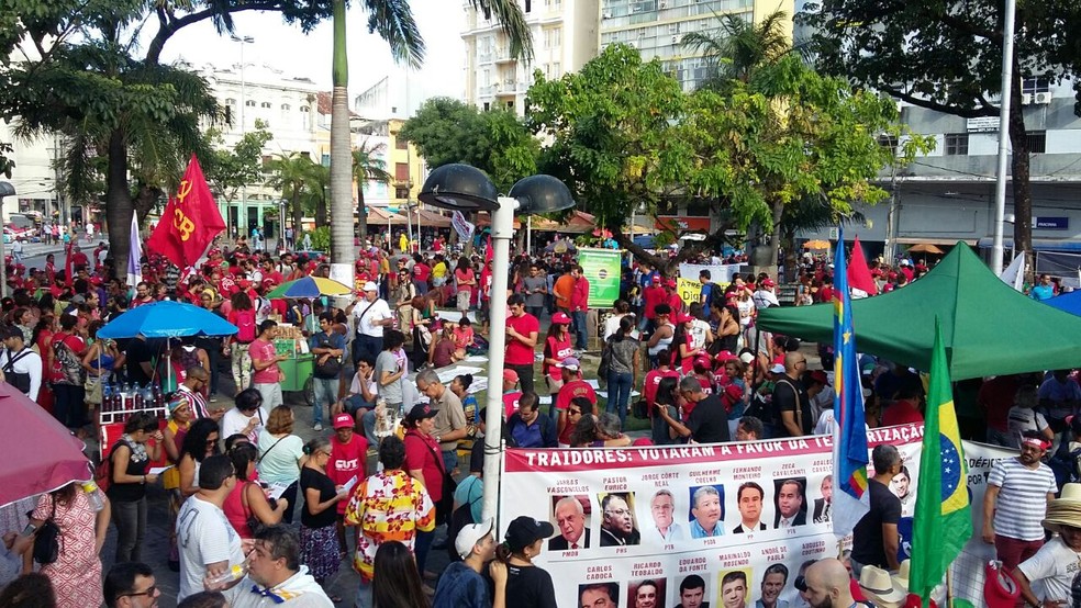 Manifestantes se concentram na Praça da Independência, na área central do Recife (Foto: Marina Meireles/G1)