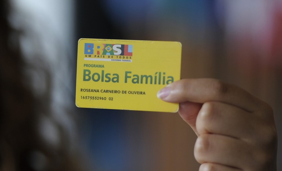 Cartão do Bolsa Família que o governo quer trocar pelo do novo Auxílio Brasil