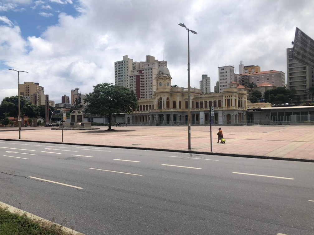 Praça da Estação deserta na terça-feira de Carnaval 2021, quando pandemia obrigou cidades a proibirem festas e aglomerações. — Foto: Marcelo Moreira / TV Globo
