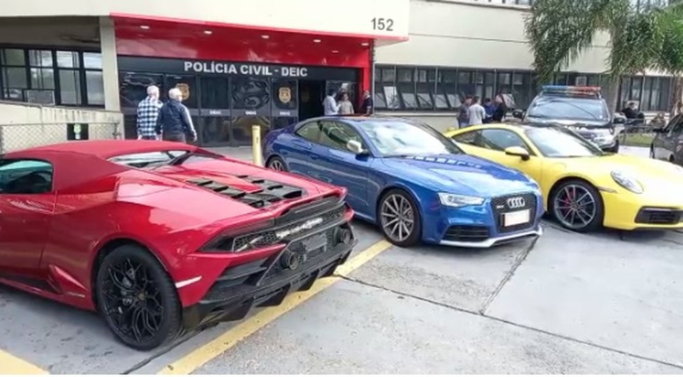 Polícia Civil apreende carros de luxo utilizado em esquema ilegal de rifas e sorteios na internet.  — Foto: Divulgação/Polícia Civil 