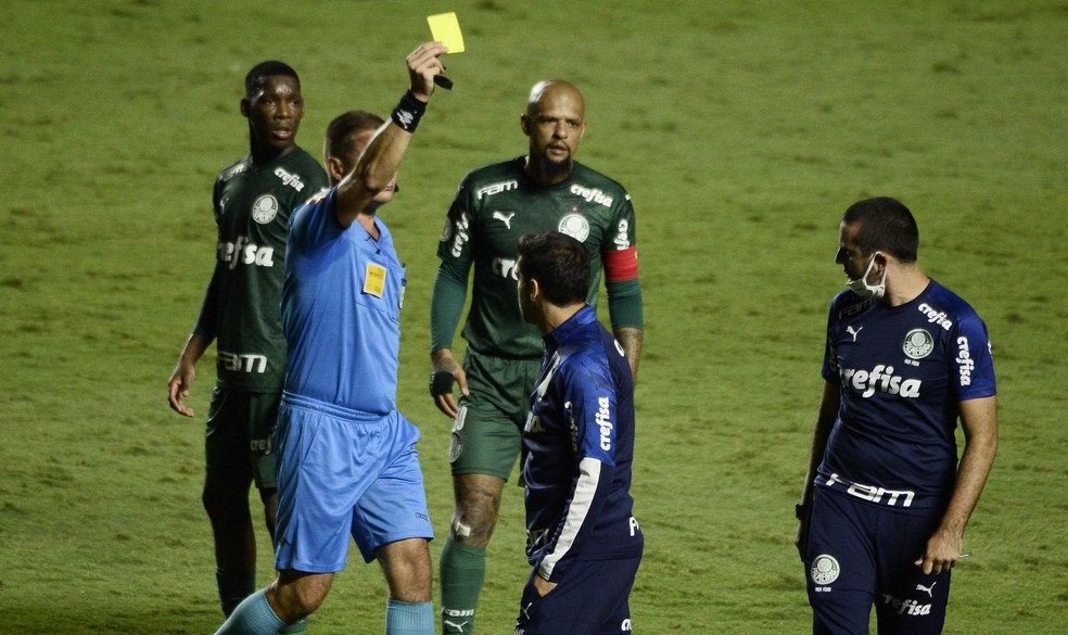Abel leva amarelo, desfalca Palmeiras e desabafa: 