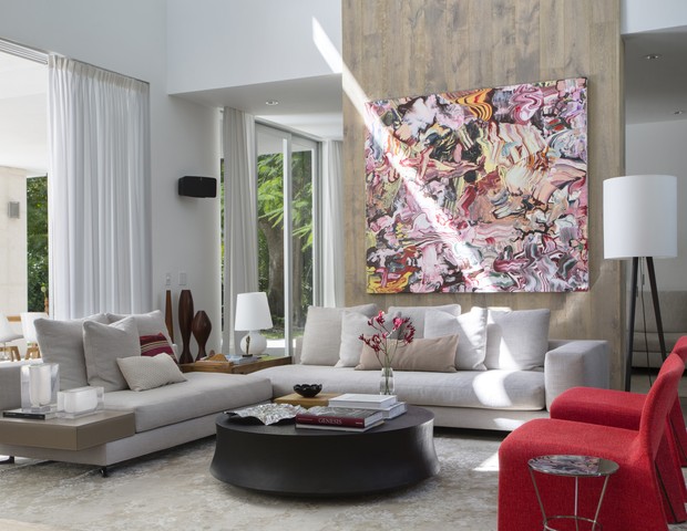 705 m² com muita luz natural e décor repleto de arte e design  (Foto: Denilson Machado, do MCA Estúdio)
