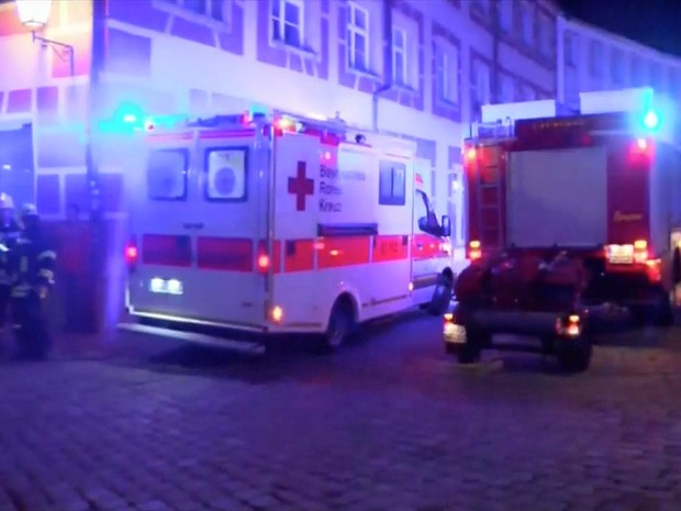 Equipes de emergência e veículos após uma explosão em Ansbach, cidade perto de Nuremberg  (Foto:  Courtesy News5/Reprodução/Reuters)