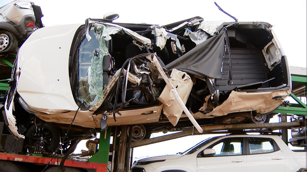 Uma caminhonete ficou presa na lateral do caminhão cegonha e teve o teto arrancado — Foto: Reprodução/TV Integração