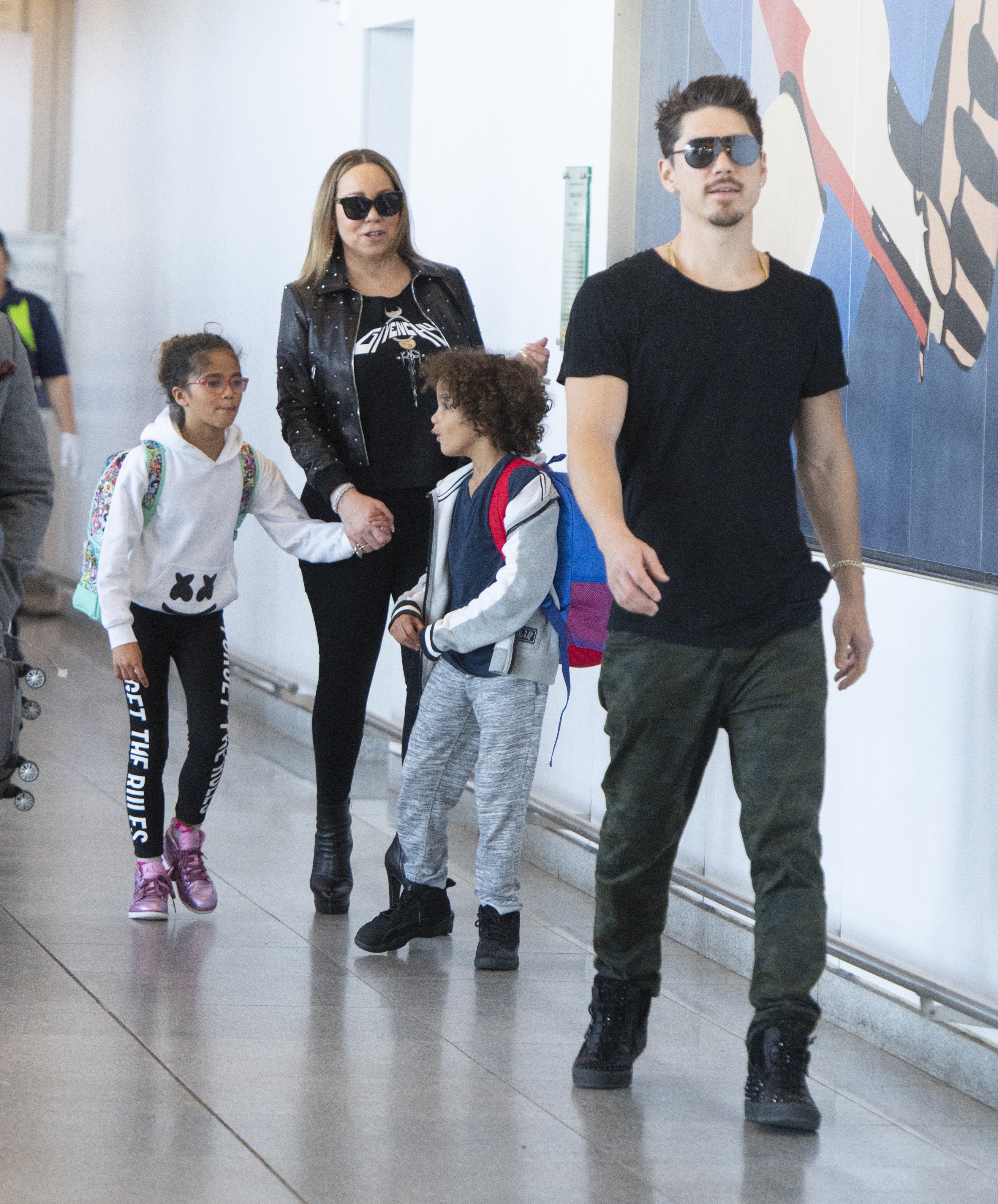 Mariah Carey com os gêmeos Moroccan e Monroe e o namorado, Bryan Tanaka (Foto: Grosby)