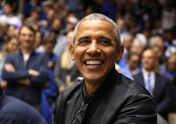 DURHAM, NORTH CAROLINA - FEBRUARY 20: Former President of the United States, Barack Obama, watches on during the game between the North Carolina Tar Heels and Duke Blue Devils at Cameron Indoor Stadium on February 20, 2019 in Durham, North Carolina. (Phot (Foto: Getty Images)