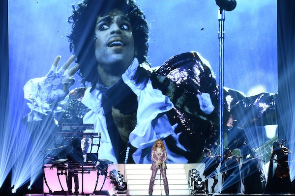 Madonna durante sua homenagem a Prince no Billboard Music Awards 2016 (Foto: Getty Images)