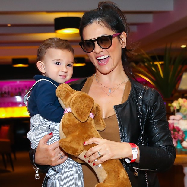 Suzana Alves e o filho, Benjamin (Foto: Manuela Scarpa/Brazil News)