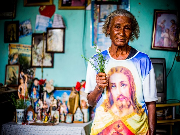 Maria das Dores aprendeu a rezar quando era jovem ensinada por outro curandeiro (Foto: Jonathan Lins/G1)
