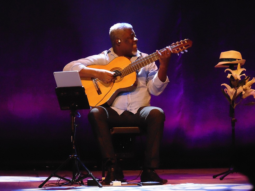 Carlinhos Sete Cordas tira lirismo do violão no show 'Teresa Cristina canta Zé Kétti' — Foto: Mauro Ferreira / G1