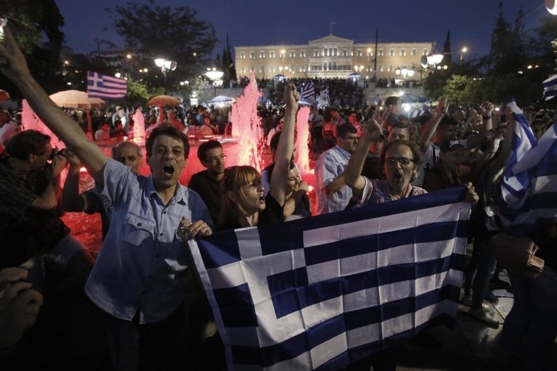 Gregos favoráveis ao não comemoram na noite desse domingo (Foto: Yannis Kolesidis/EFE)