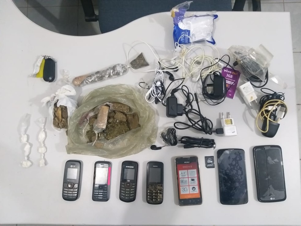 Polícia apreende droga e celulares que seriam jogados no Presídio Estadual de Mamanguape, PB — Foto: PMPB/Divulgação