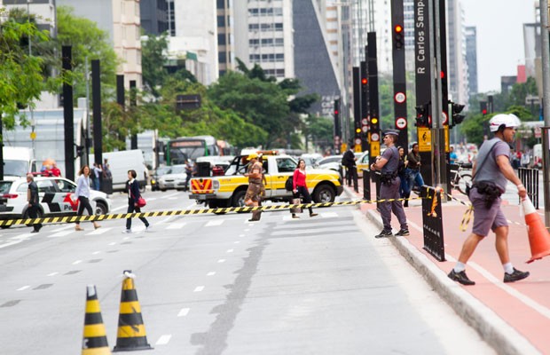  Ameaça de bomba interdita ciclovia na Avenida Paulista, zona oeste de São Paulo. A suposta bomba está na Rua Leôncio de Carvalho (Foto: Dario Oliveira/Código 19/Estadão Conteúdo)