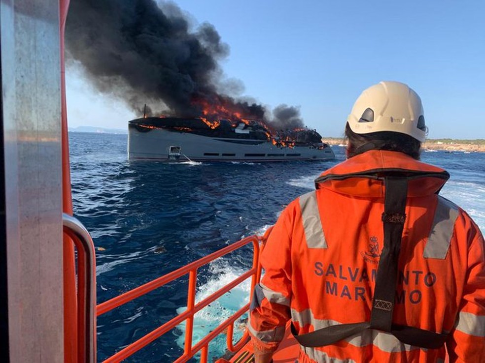 Super iate italiano de R$120 milhões pega fogo na costa da Espanha — Foto: Salvamento Marítimo/Twitter