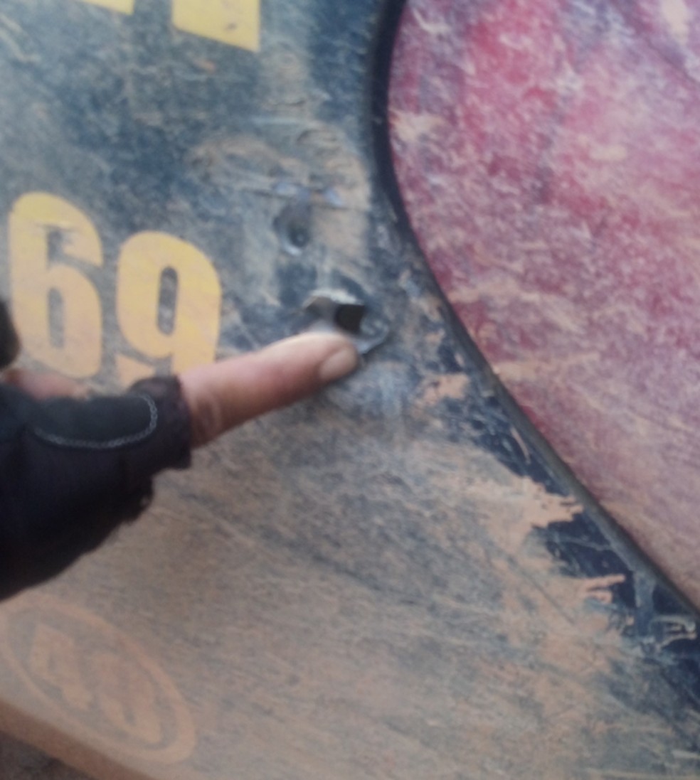 SeguranÃ§a mostra marcas de tiro em carro onde ocorreu confronto em fazenda em Colniza â Foto: Arquivo pessoal