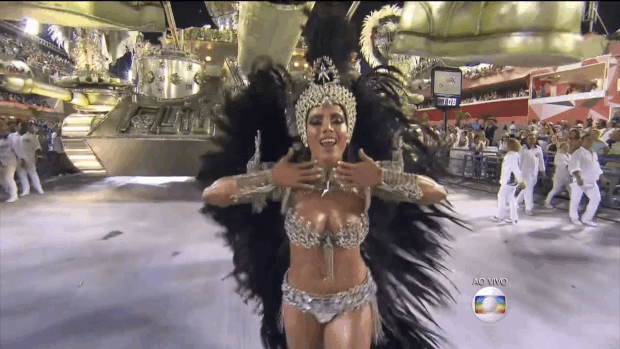 Anitta desfila pela mocidade com fantasia que representa as 'manchas torturadas' (Foto: Reprodução/TV Globo)