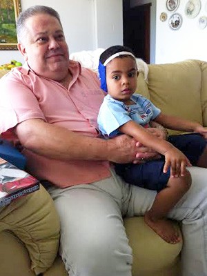 Carlos Eduardo Souza com o filho mais novo, Vinicius, de 2 anos (Foto: Isabella Formiga/G1)