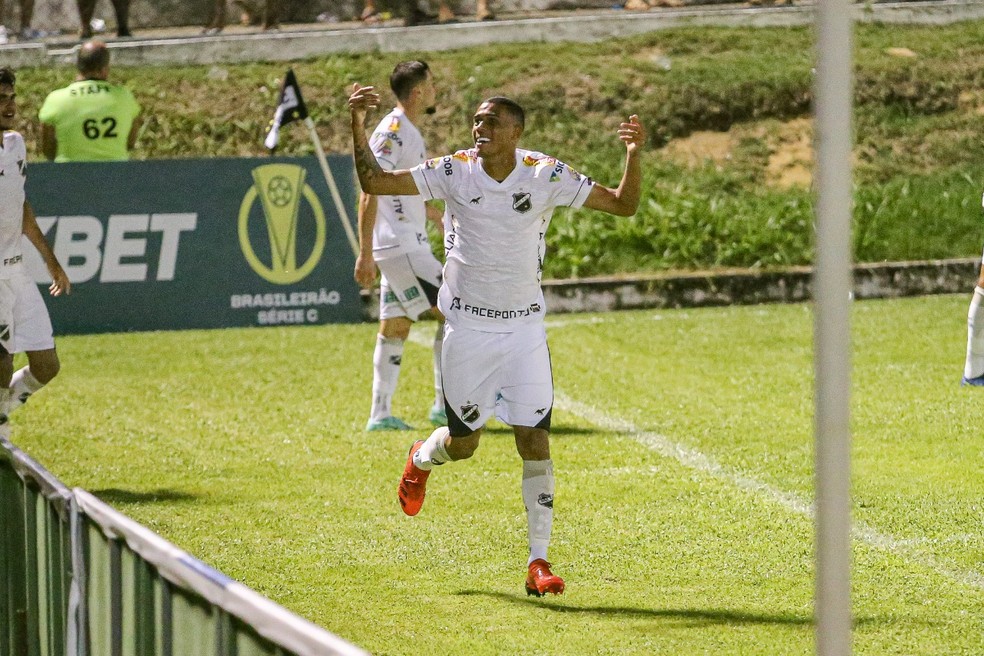 Teve dancinha e muita festa na comemoração do gol de Alyson — Foto: Rennê Carvalho/ABC
