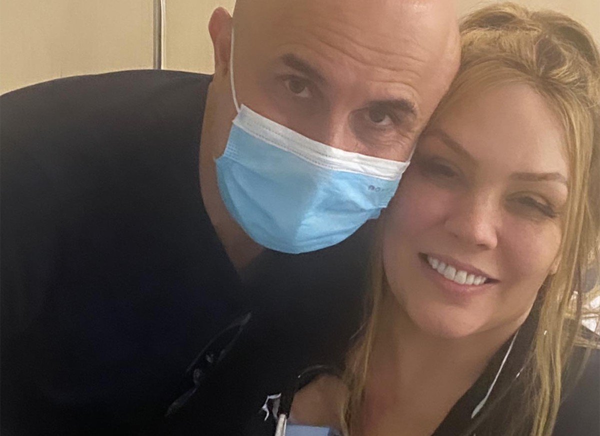 Simony posou com Dr. Fernando Maluf para celebrar o término da primeira fase do tratamento contra o câncer (Foto: Reprodução / Instagram)