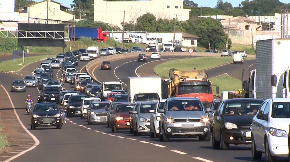 Após acidente, um longo congestionamento foi registrado na PR-445 (Foto: Reprodução/RPC)