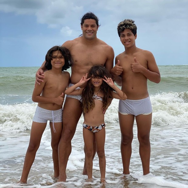 Hulk Paraíba passa férias na praia com a família (Foto: Reprodução/Instagram)