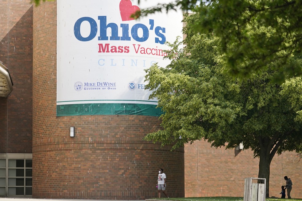 Local de vacinação contra a Covid-19 em Ohio, na Universidade Estadual de Cleveland, na terça (25) — Foto: Tony Dejak/AP