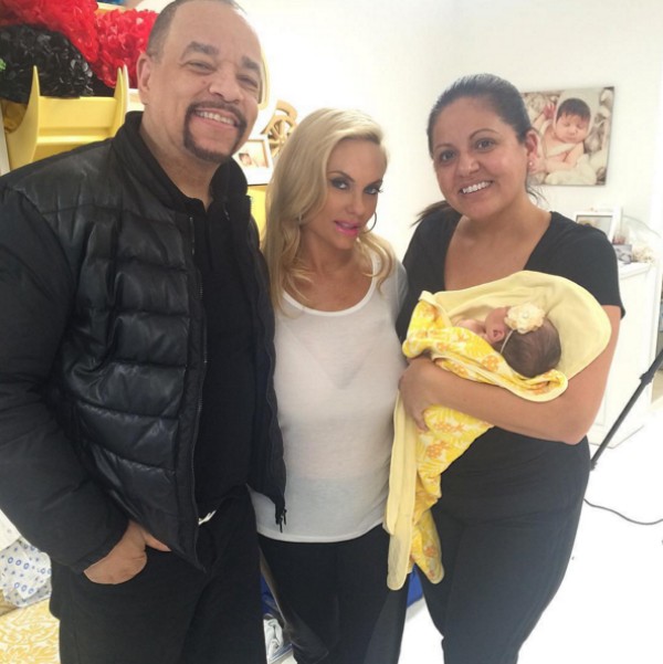 Coco Austin, Ice-T, a filha recém-nascida e a foógtafa do ensaio da bebê (Foto: Reprodução/Instagram)