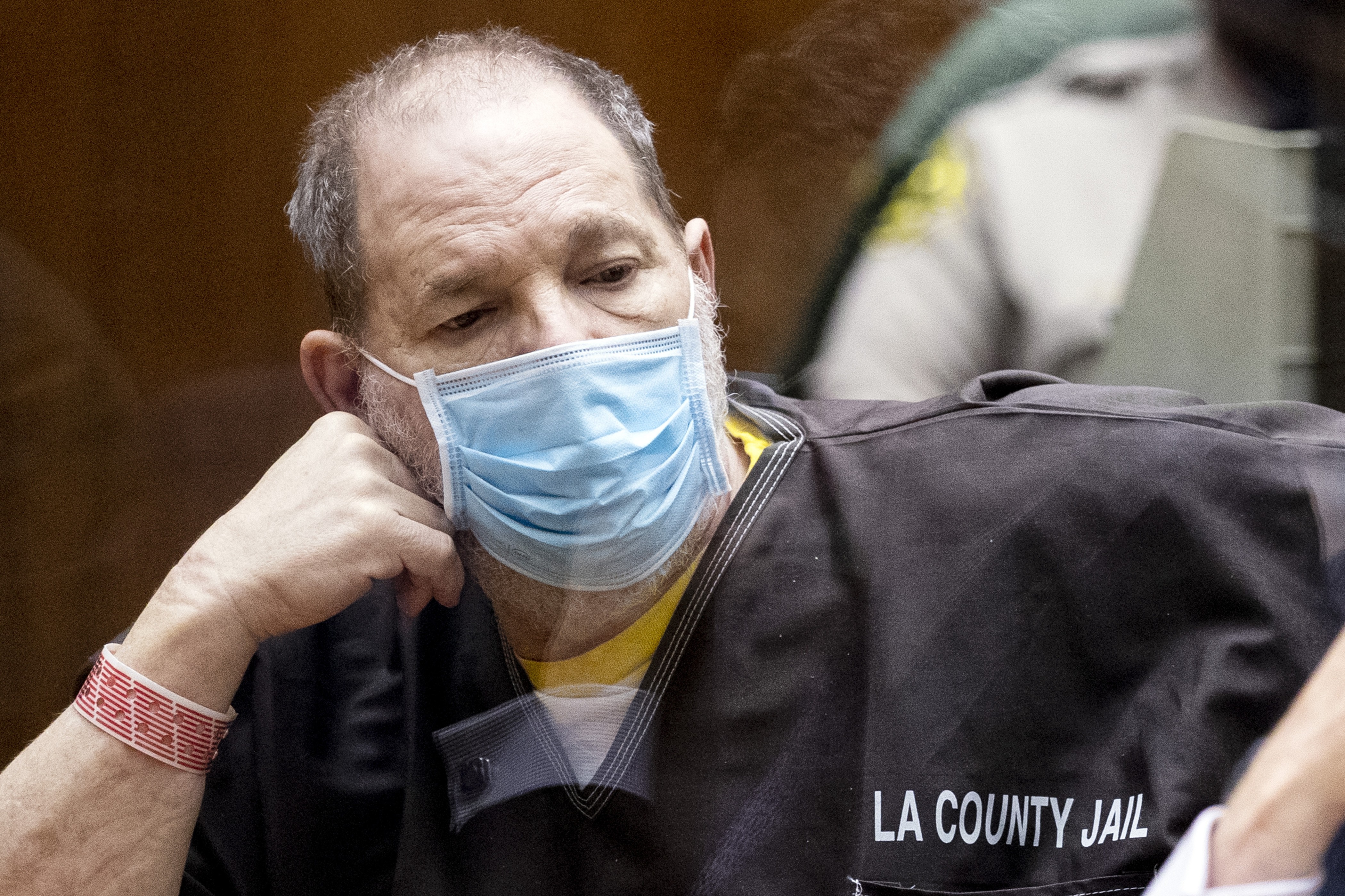 O criminoso condenado e ex-produtor Harvey Weinstein em depoimento à Corte de Los Angeles (Foto: Getty Images)