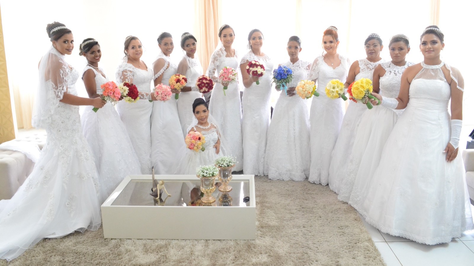 Tradição do casamento coletivo realiza sonho de mulheres que pediram matrimônio a Santo Antônio, em Barbalha, no Ceará