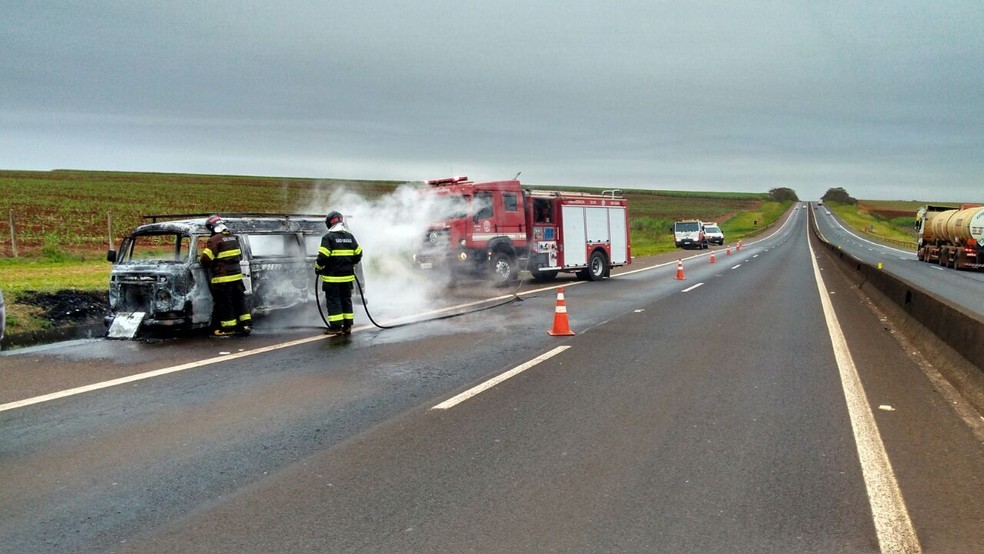 Com o fogo controlado, foi possível ver o estrago na Kombi (Foto: Arquivo pessoal)
