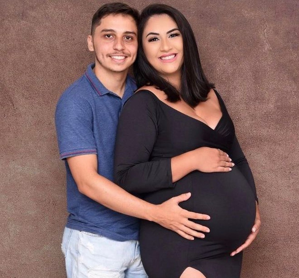 Pais de Alice com ela ainda na barriga da m�e � Foto: Fernanda Patr�cio/Arquivo pessoal
