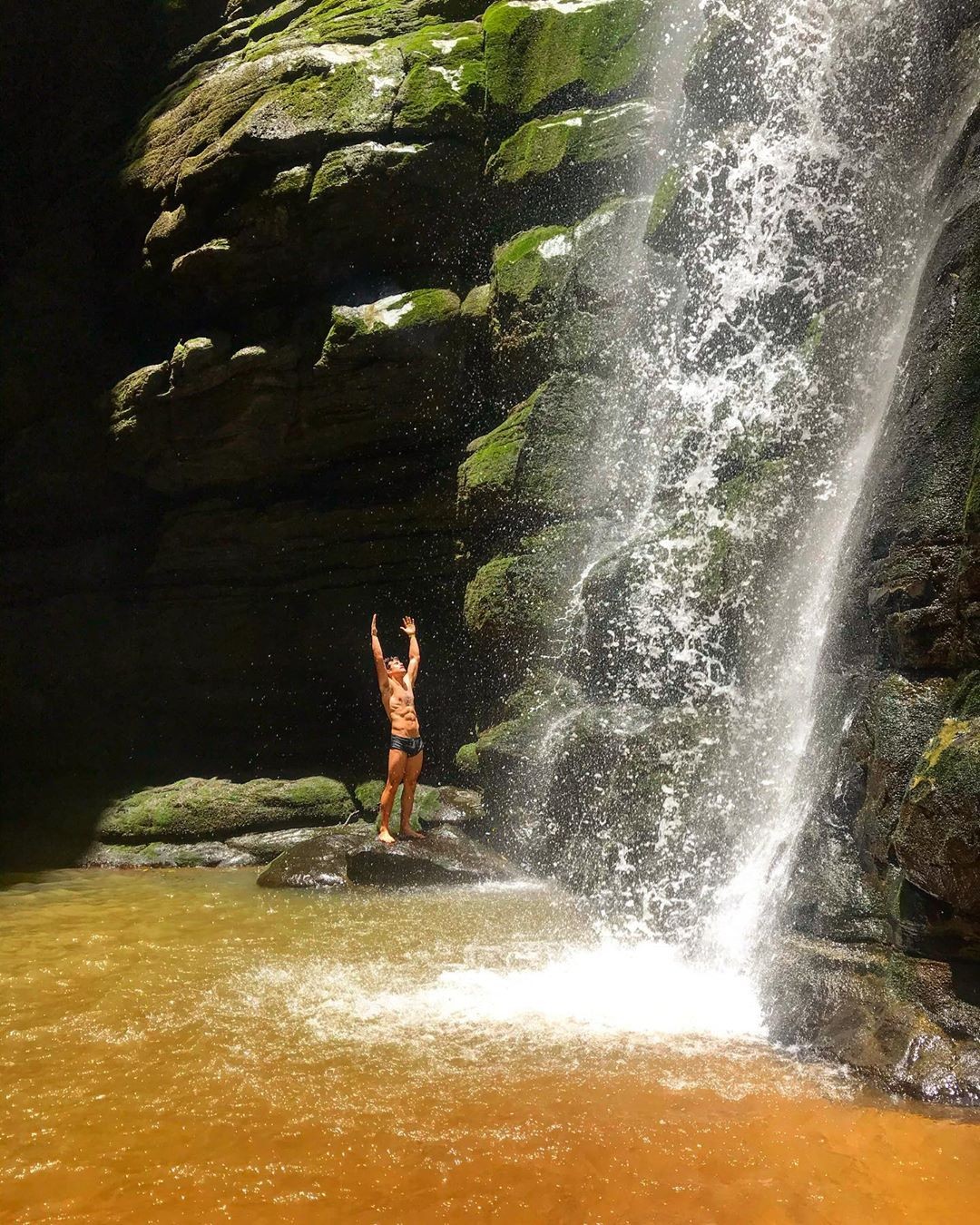Nicolas Prattes curte passeio em cachoeira (Foto: Reprodução/Instagram)