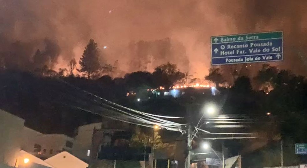Inc&ecirc;ndio mobilizou Corpo de Bombeiros em Serra Negra &mdash; Foto: Andr&eacute; Mateus Rodrigues / Arquivo Pessoal