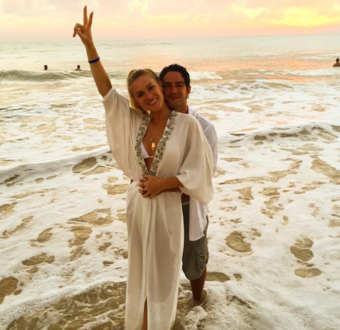 Fiorella Mattheis e Alexandre Pato posam juntos em praia (Foto: Arquivo pessoal)