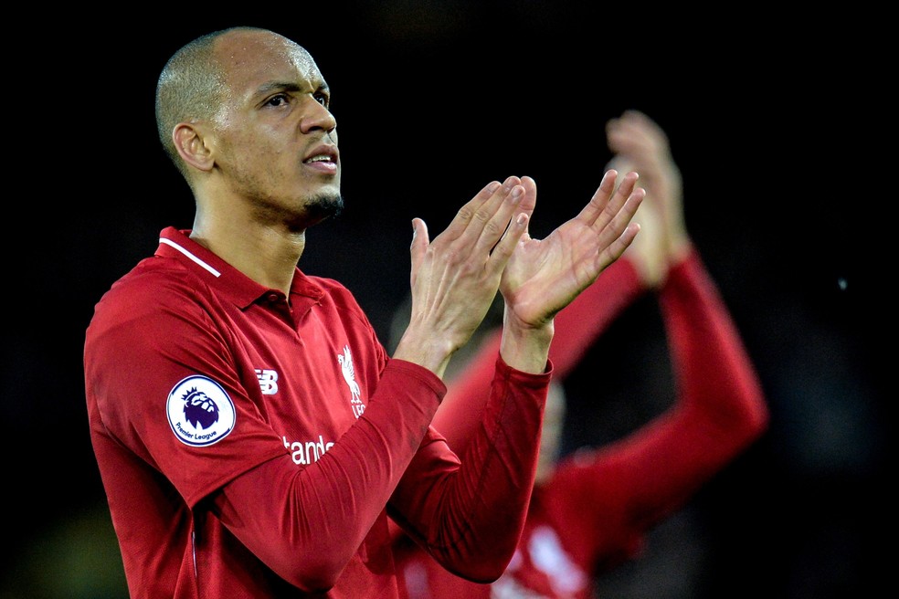 Fabinho aplaude a torcida ao fim do jogo do Liverpool â Foto: EFE/EPA/PETER POWELL
