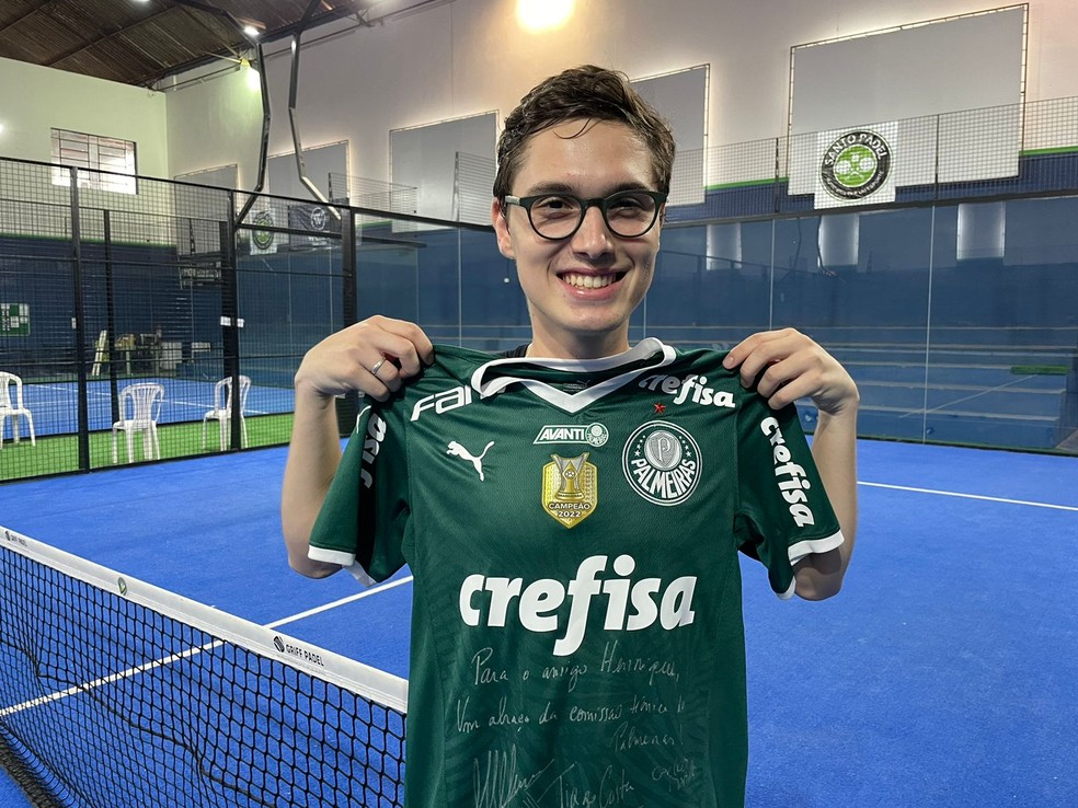 Henrique ganhou uma camisa do Palmeiras de Abel e sua comissão técnica  — Foto: Emilio Botta