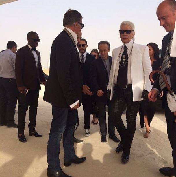 Karl Lagerfeld chega ao desfile em Dubai (Foto: Reprodução)