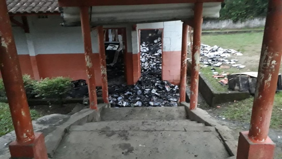 Salas de aula ficaram destruÃ­das apÃ³s escola pegar fogo em Pariquera-AÃ§u, SP â€” Foto: ReproduÃ§Ã£o/O Vale Do Ribeira