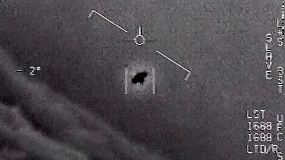 Frame de vídeo divulgado pelo Pentágono  mostra objeto voador não identificado (OVNI) nos céus dos EUA — Foto: U.S Defense Ministry/Reprodução