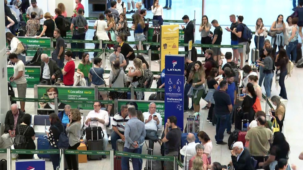 Aeroporto Santos Dumont ficou com muitas filas após ser fechado e reaberto devido ao mau tempo — Foto: Reprodução/TV Globo