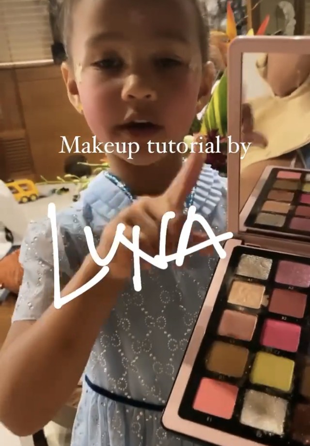 Filha de Chrissy Teigen e John Legend, Luna ataca de maquiadora no réveillon (Foto: Reprodução/Instagram)