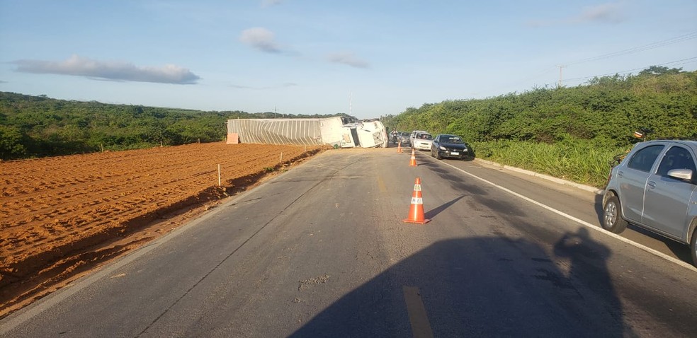 Carreta carregada de biscoitos tombou na noite deste domingo (8) na Reta Tabajara, na Grande Natal — Foto: PRF/Divulgação