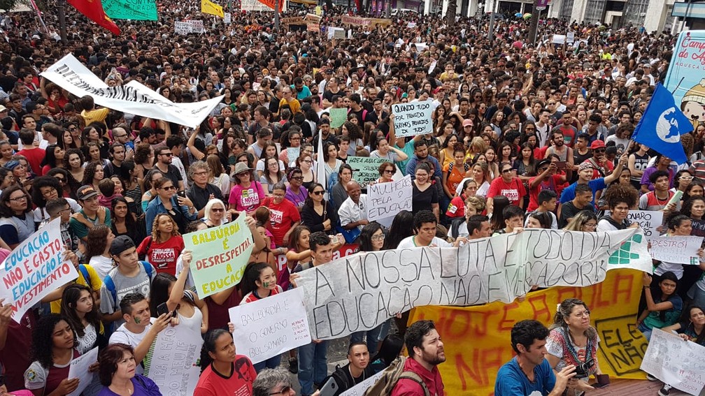 Campinas (SP) tem protesto contra bloqueios na educaÃ§Ã£o. â€” Foto: Luciano Calafiori/G1