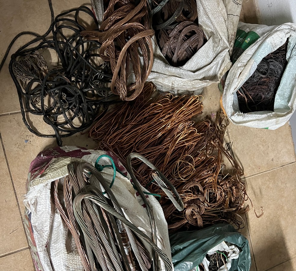 Os cabos de cobre estavam escondidos em um veículo.  — Foto: ASCOM Prefeitura de Itararé/Divulgação