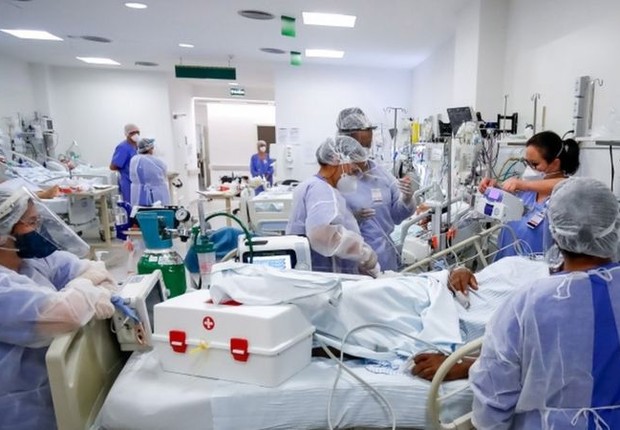 A intubação é um procedimento essencial para tentar salvar pacientes graves com insuficiência respiratória aguda (Foto: EPA/MARCELO OLIVEIRA)