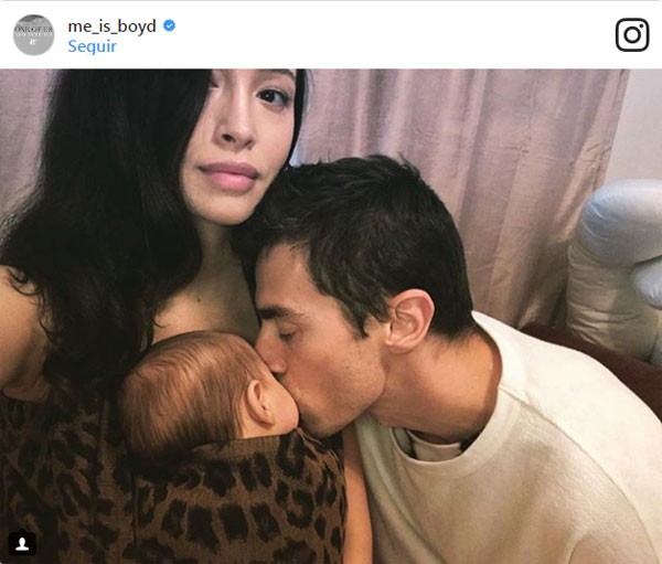 Christian Serratos, a filha e o marido David Boyd (Foto: Reprodução instagram)