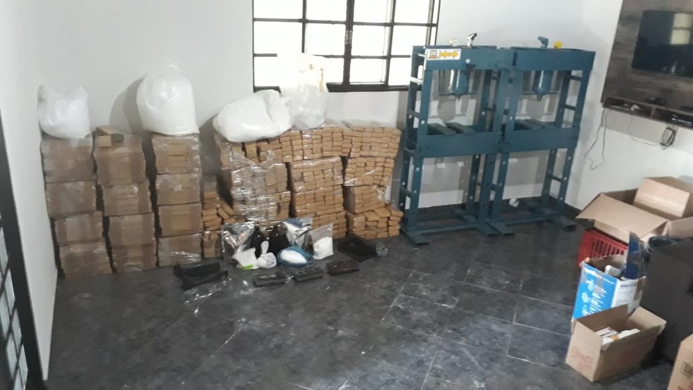 Drogas e materiais foram apreendidos em ch&aacute;cara em Ol&iacute;mpia &mdash; Foto: Arquivo Pessoal 