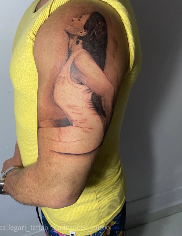 Tatuagem de Esdras em homenagem a Gretchen (Foto: Quem/ Ed. Globo)