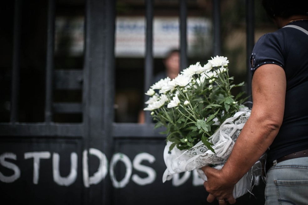 Homenagens são deixadas em frente à Escola Estadual Professor Raul Brasil, em Suzano, na Grande São Paulo, nesta sexta-feira, 15 — Foto: WERTHER SANTANA/ESTADÃO CONTEÚDO